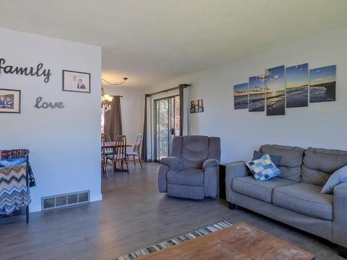 3570 Esquire Road, Kelowna, BC - Indoor Photo Showing Living Room