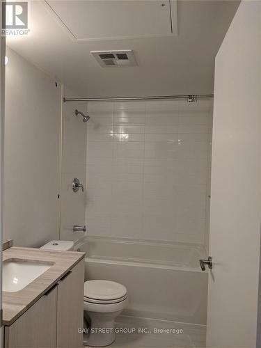 1606 - 11 Wellesley Street W, Toronto, ON - Indoor Photo Showing Bathroom