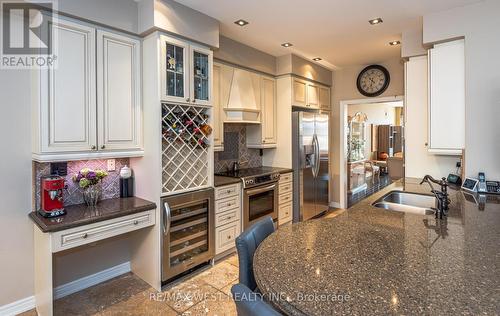 8 Carriage House Circle N, Richmond Hill, ON - Indoor Photo Showing Kitchen With Double Sink With Upgraded Kitchen