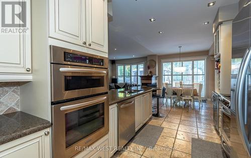 8 Carriage House Circle N, Richmond Hill, ON - Indoor Photo Showing Kitchen With Upgraded Kitchen