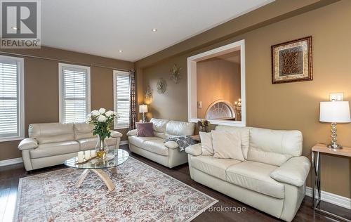 8 Carriage House Circle N, Richmond Hill, ON - Indoor Photo Showing Living Room