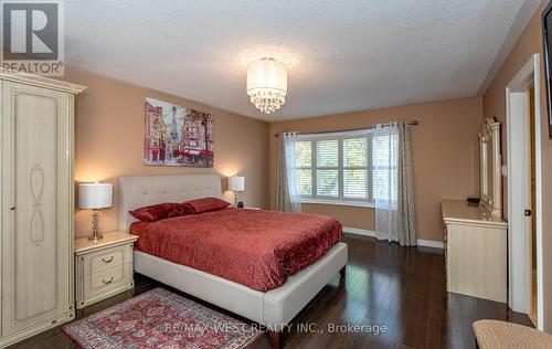 8 Carriage House Circle N, Richmond Hill, ON - Indoor Photo Showing Bedroom
