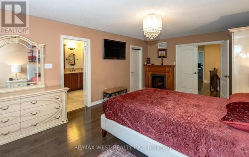 8 Carriage House Circle N, Richmond Hill, ON - Indoor Photo Showing Bedroom