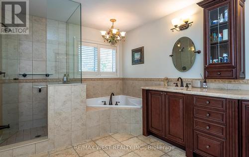 8 Carriage House Circle N, Richmond Hill, ON - Indoor Photo Showing Bathroom