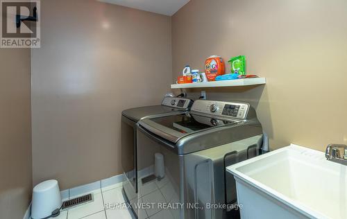 8 Carriage House Circle N, Richmond Hill, ON - Indoor Photo Showing Laundry Room