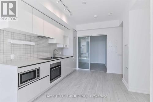 2105 - 898 Portage Parkway, Vaughan, ON - Indoor Photo Showing Kitchen With Upgraded Kitchen