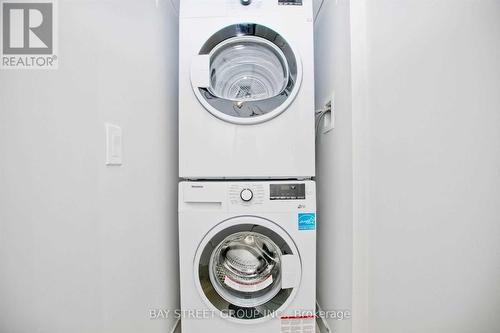 2105 - 898 Portage Parkway, Vaughan, ON - Indoor Photo Showing Laundry Room