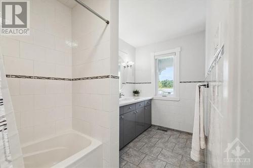 7010 Donwel Drive, Greely, ON - Indoor Photo Showing Bathroom