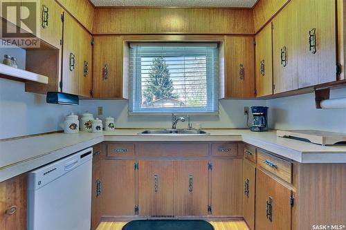 2531 Griffen Bay E, Regina, SK - Indoor Photo Showing Kitchen With Double Sink