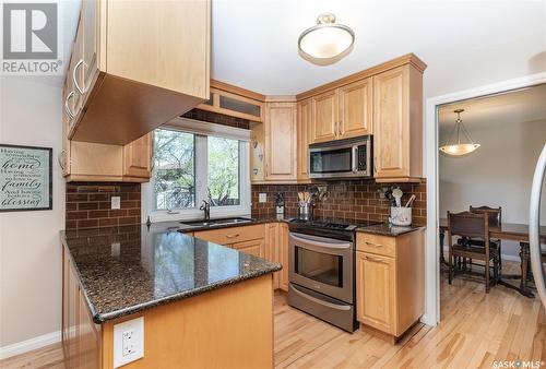 627 Highlands Crescent, Saskatoon, SK - Indoor Photo Showing Kitchen With Double Sink