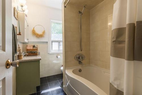 426 John Street N, Hamilton, ON - Indoor Photo Showing Bathroom