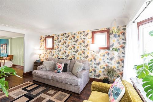 1468 King Street E, Hamilton, ON - Indoor Photo Showing Living Room