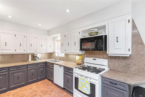 1468 King Street E, Hamilton, ON - Indoor Photo Showing Kitchen With Double Sink
