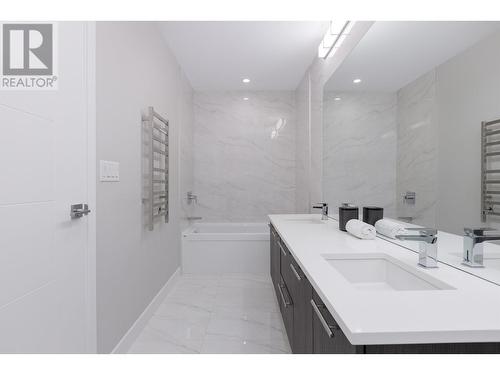 60X 655 W 41Th Avenue, Vancouver, BC - Indoor Photo Showing Bathroom