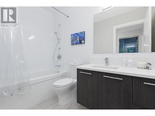 60X 655 W 41Th Avenue, Vancouver, BC - Indoor Photo Showing Bathroom
