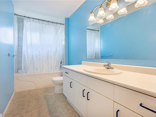 6282 Mcrobb Ave, Nanaimo, BC - Indoor Photo Showing Bathroom