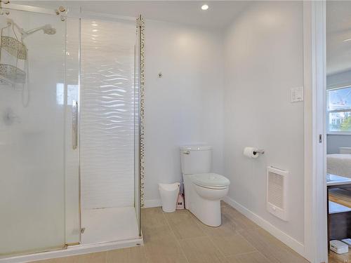 6282 Mcrobb Ave, Nanaimo, BC - Indoor Photo Showing Bathroom