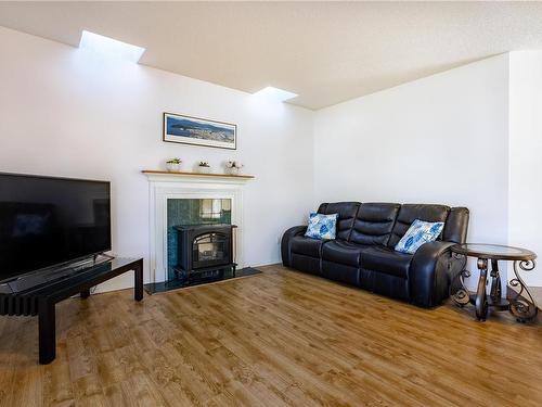 6282 Mcrobb Ave, Nanaimo, BC - Indoor Photo Showing Living Room With Fireplace