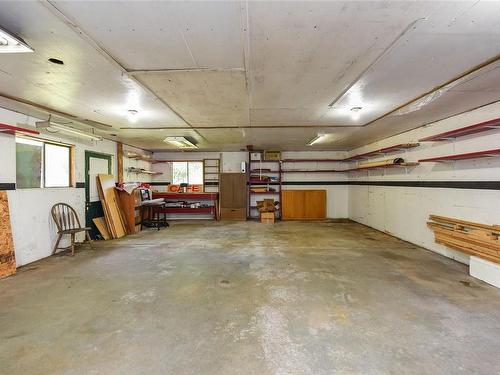 5966 Island Hwy North, Courtenay, BC - Indoor Photo Showing Garage