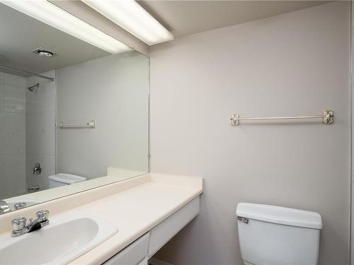 202-1149 Rockland Rd, Victoria, BC - Indoor Photo Showing Bathroom