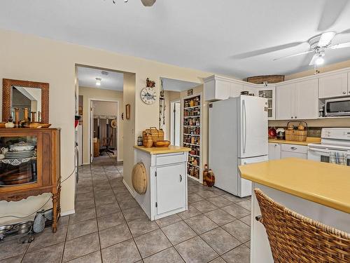 2735 Virginia Dr, Courtenay, BC - Indoor Photo Showing Kitchen