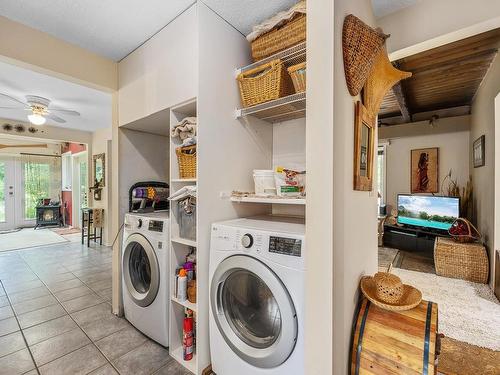 2735 Virginia Dr, Courtenay, BC - Indoor Photo Showing Laundry Room