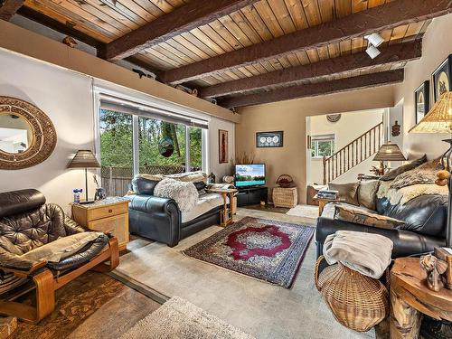 2735 Virginia Dr, Courtenay, BC - Indoor Photo Showing Living Room