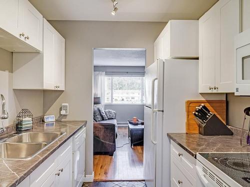 5215 Gertrude St, Port Alberni, BC - Indoor Photo Showing Kitchen With Double Sink