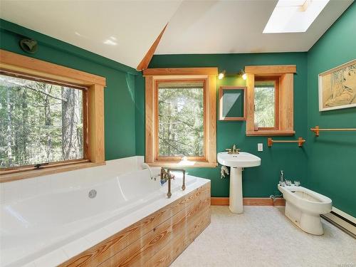 347 Millstream Lake Rd, Highlands, BC - Indoor Photo Showing Bathroom