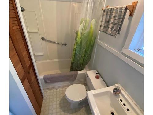347 Millstream Lake Rd, Highlands, BC - Indoor Photo Showing Bathroom