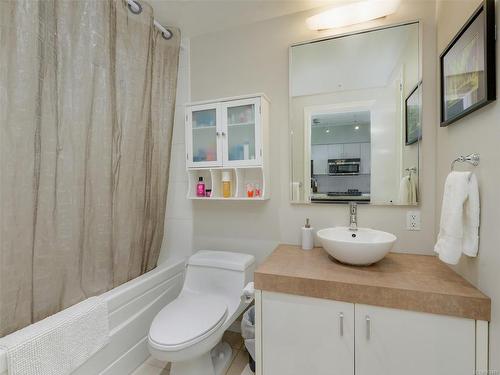 1001-160 Wilson St, Victoria, BC - Indoor Photo Showing Bathroom