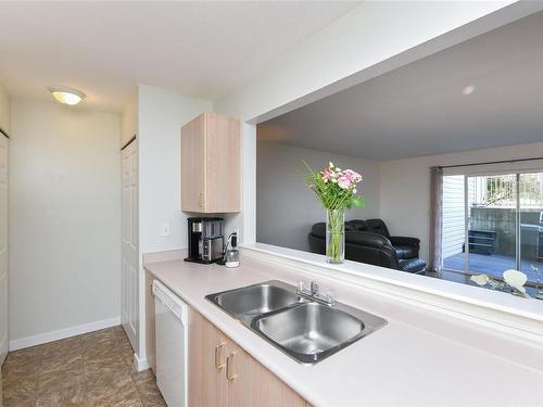 103-840 Braidwood Rd, Courtenay, BC - Indoor Photo Showing Kitchen With Double Sink