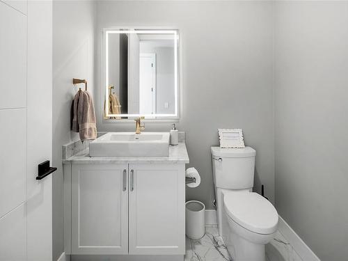 8213 Lochside Dr, Central Saanich, BC - Indoor Photo Showing Bathroom