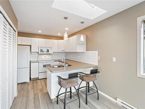 918 Highview Terr, Nanaimo, BC - Indoor Photo Showing Kitchen With Double Sink