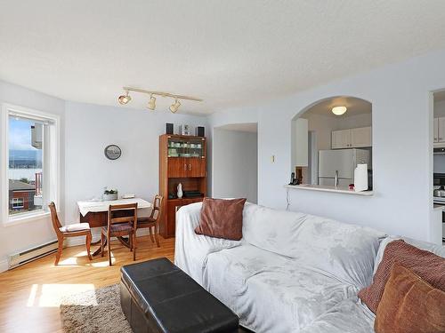 301-1811 Comox Ave, Comox, BC - Indoor Photo Showing Living Room
