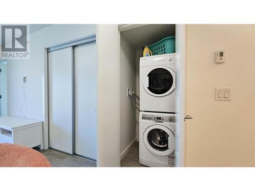 695 Academy Way Unit# Ph9, Kelowna, BC - Indoor Photo Showing Laundry Room