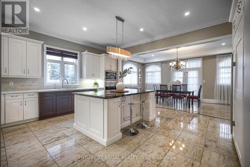 62 Carisbrooke Circle, Aurora, ON - Indoor Photo Showing Kitchen With Upgraded Kitchen