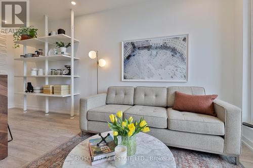 326 - 3100 Keele Street, Toronto, ON - Indoor Photo Showing Living Room