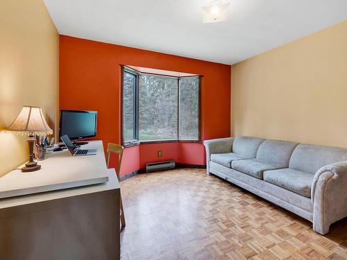 4929 Heffley Louis Cr Rd, Kamloops, BC - Indoor Photo Showing Living Room