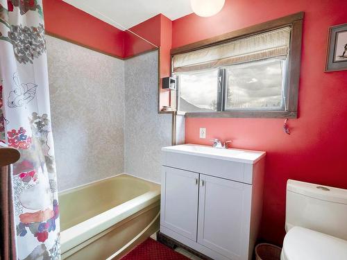 4929 Heffley Louis Cr Rd, Kamloops, BC - Indoor Photo Showing Bathroom