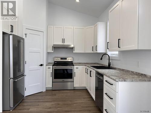 89 Mundy Ave, Kapuskasing, ON - Indoor Photo Showing Kitchen With Upgraded Kitchen