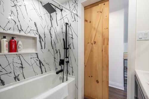 122 Queensdale Avenue E, Hamilton, ON - Indoor Photo Showing Bathroom