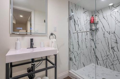 122 Queensdale Avenue E, Hamilton, ON - Indoor Photo Showing Bathroom