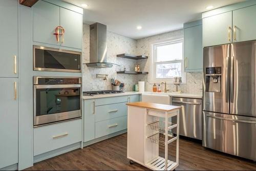 122 Queensdale Avenue E, Hamilton, ON - Indoor Photo Showing Kitchen With Upgraded Kitchen