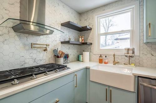 122 Queensdale Avenue E, Hamilton, ON - Indoor Photo Showing Kitchen With Upgraded Kitchen