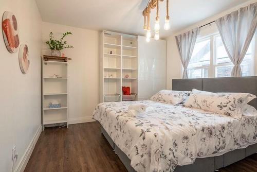122 Queensdale Avenue E, Hamilton, ON - Indoor Photo Showing Bedroom