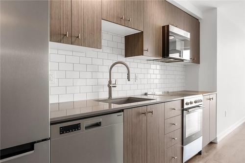 15 Wellington Street S|Unit #605, Kitchener, ON - Indoor Photo Showing Kitchen With Upgraded Kitchen
