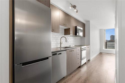 15 Wellington Street S|Unit #605, Kitchener, ON - Indoor Photo Showing Kitchen With Upgraded Kitchen