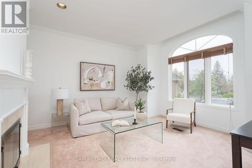 5114 Forest Hill Drive, Mississauga, ON - Indoor Photo Showing Living Room