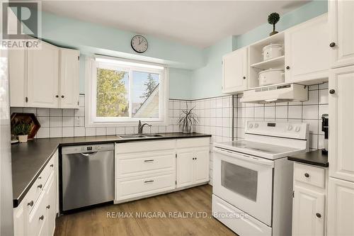 18 Madison Street, Fort Erie, ON - Indoor Photo Showing Kitchen With Double Sink
